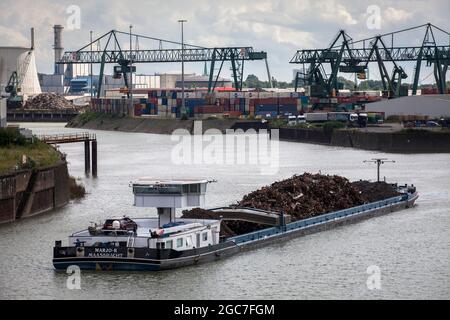 Frachtschiff mit Metallschrott in den Rheinhafen Niehl, Köln, Deutschland. Frachtschiff mit Altmetall fährt in den Niehler Hafen, Köln, Deutschla Stockfoto