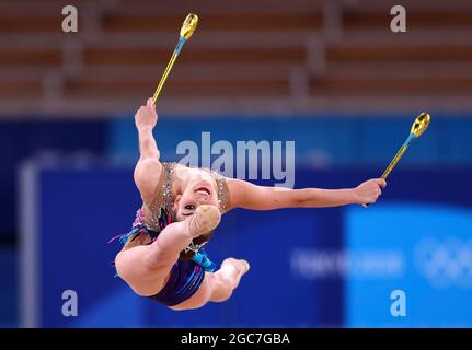 Tokio, Japan. August 2021. Dina Averina vom ROC tritt beim Einzelfinale der rhythmischen Gymnastik bei den Olympischen Spielen 2020 in Tokio, Japan, am 7. August 2021 an. Quelle: Lan Hongguang/Xinhua/Alamy Live News Stockfoto