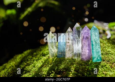 Edelsteine Mineralien auf geheimnisvollen Natur Hintergrund. Magischer Fels für Kristallritual, heilende spirituelle Praxis. Stockfoto