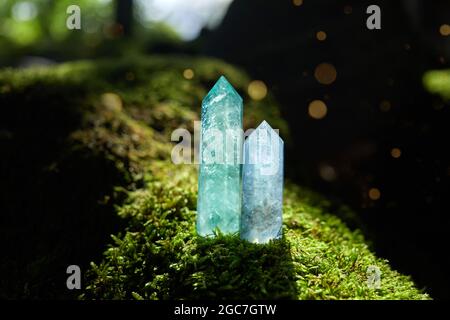 Edelsteine Mineralien auf geheimnisvollen Natur Hintergrund. Magischer Fels für Kristallritual, heilende spirituelle Praxis. Stockfoto