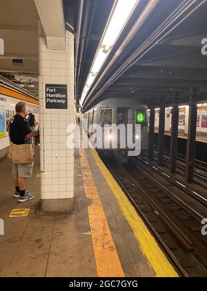 Der G-Zug fährt in die U-Bahnstation Fort Hamilton Parkway im Stadtteil Windsor Terrace in Brooklyn, New York. Stockfoto