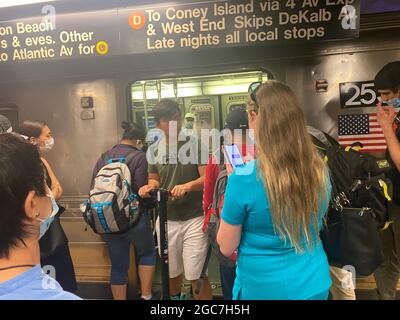 Menschen, die in der 34th Street in Manhattan einen U-Bahn-Zug betreten und verlassen. Stockfoto