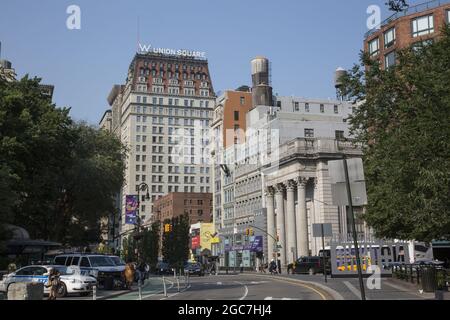 Blick auf den Union Square East in Richtung Union Square Hotel in New York City. Stockfoto