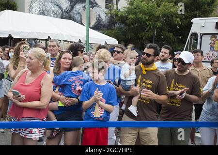 Menschen aller Ethnien drängen die North 8th Street beim jährlichen italienischen Giglio Feast in Williamsburg, Brooklyn, NYC. Zuschauer beobachten den Giglio-Turm. Stockfoto