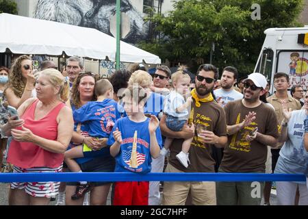 Menschen aller Ethnien drängen die North 8th Street beim jährlichen italienischen Giglio Feast in Williamsburg, Brooklyn, NYC. Zuschauer beobachten den Giglio-Turm. Stockfoto