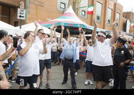 Menschen aller Ethnien drängen die North 8th Street beim jährlichen italienischen Giglio Feast in Williamsburg, Brooklyn, NYC. Stockfoto