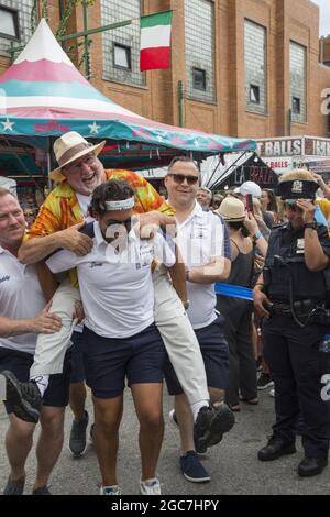 Menschen aller Ethnien drängen die North 8th Street beim jährlichen italienischen Giglio Feast in Williamsburg, Brooklyn, NYC. Stockfoto