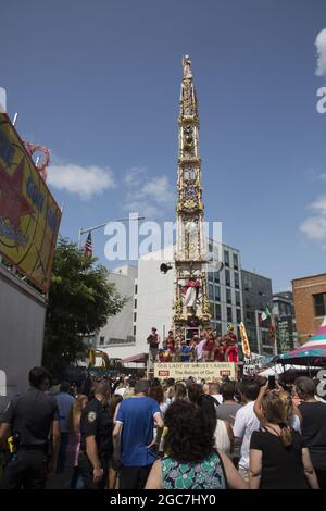 Menschen aller Ethnien drängen die North 8th Street beim jährlichen italienischen Giglio Feast und dem 4 Tonnen schweren Tower Lift in Williamsburg, Brooklyn, NYC. Stockfoto