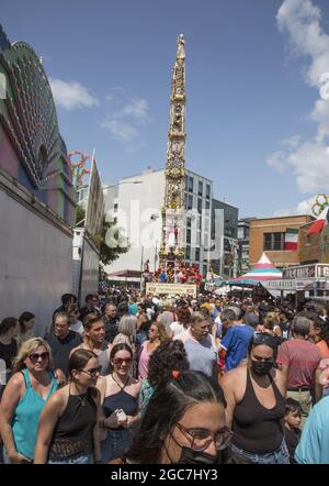 Menschen aller Ethnien drängen die North 8th Street beim jährlichen italienischen Giglio Feast und dem 4 Tonnen schweren Tower Lift in Williamsburg, Brooklyn, NYC. Stockfoto