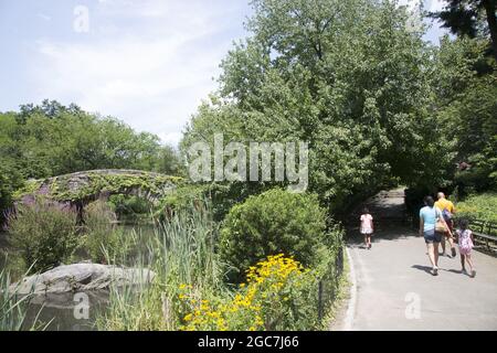 Sommerzeit an der Gapstow Bridge, 1895, von Howard & Caudwall, die über den Teich im südlichen Central Park in der Nähe von Midtown in Manhattan, NYC, geht. Stockfoto