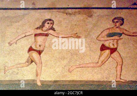 Roman Bikini Mosaics in der Villa Romana del Casale, Sizilien, Italien. Frühe Darstellung römischer Frauen mit Bikinis aus dem frühen 4th. Jahrhundert n. Chr. Stockfoto