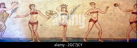 Roman Bikini Mosaics in der Villa Romana del Casale, Sizilien, Italien. Frühe Darstellung römischer Frauen mit Bikinis aus dem frühen 4th. Jahrhundert n. Chr. Stockfoto