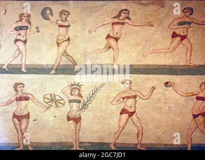 Roman Bikini Mosaics in der Villa Romana del Casale, Sizilien, Italien. Frühe Darstellung römischer Frauen mit Bikinis aus dem frühen 4th. Jahrhundert n. Chr. Stockfoto