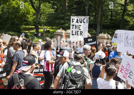 Eine Koalition von Menschengruppen demonstriert und marschiert durch den Central Park, die das Gefühl haben, dass unsere verfassungsmäßigen Rechte untergraben und verletzt werden, mit der wachsenden Nachfrage nach dem Covid-Impfstoff, der Manipulation von Statistiken und der Maskierung von Kindern, Und unterschiedliche Standpunkte zu diesem Thema zensieren. New York City. Stockfoto