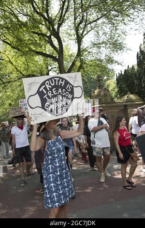 Eine Koalition von Menschengruppen demonstriert und marschiert durch den Central Park, die das Gefühl haben, dass unsere verfassungsmäßigen Rechte untergraben und verletzt werden, mit der wachsenden Nachfrage nach dem Covid-Impfstoff, der Manipulation von Statistiken und der Maskierung von Kindern, Und unterschiedliche Standpunkte zu diesem Thema zensieren. New York City. Stockfoto