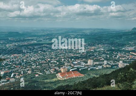 Blick auf die Stadt Pyatigorsk von der Spitze des Berges Maschuk., Stadt in der Region Stawropol, Russland am Fluss Podkumok gelegen, älteste Kurorte Stockfoto