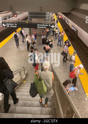 Q Zug U-Bahn-Plattform an der 72nd Street und 2nd Avenue in Manhattan, New York City. Stockfoto