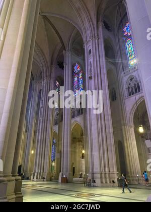 Zentraler Eingang zur St. John the Divine Episcopal Cathedral in New York City. Stockfoto