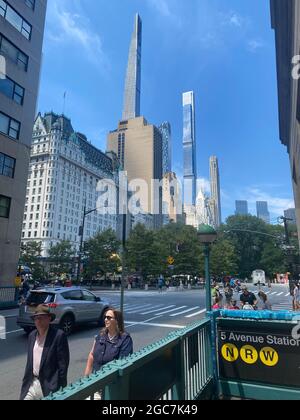 Wenn man nach Westen über die 5th Avenue im Central Park South blickt, sieht man die neue Architektur, Bleistifttürme, wie sie genannt werden, entlang der Milliardäre Row in Midtown Manhattan. Stockfoto