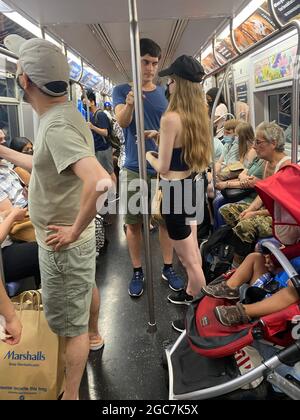 Trotz der anhaltenden Coronavirus-Pandemie sind die U-Bahnen in New York City wieder voll. Stockfoto