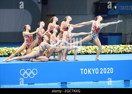 Tokio, Japan. August 2021. Team Canada (CAN) Artistic Swimming : Team Free Routine während der Olympischen Spiele in Tokio 2020 im Tokyo Aquatics Center in Tokio, Japan . Quelle: AFLO SPORT/Alamy Live News Stockfoto