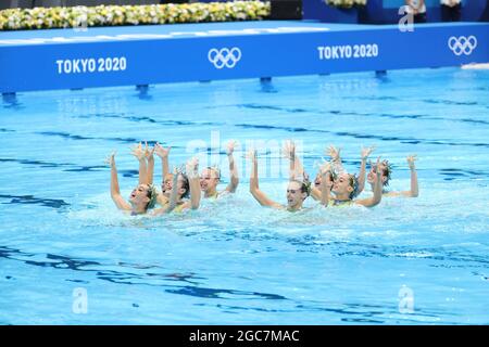 Tokio, Japan. August 2021. Team Spain (ESP) Artistic Swimming : Team Free Routine während der Olympischen Spiele in Tokio 2020 im Tokyo Aquatics Center in Tokio, Japan . Quelle: AFLO SPORT/Alamy Live News Stockfoto