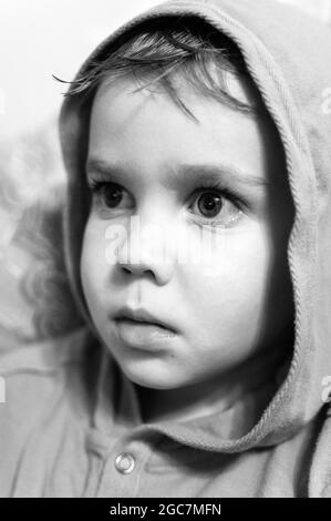 Aufdringliche Emotionen der Kinder im Gesicht. Porträt eines kleinen Jungen mit einem Ausdruck intensiver Überraschung oder Angst im Gesicht. Weit offene Augen. Stockfoto