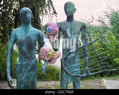 Skulptur von „The Elisy“ und „The Elisy“ mit Blumen im Hamburger Stadtpark Stockfoto