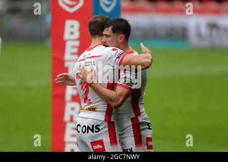 Saint Helens' Lewis Dodd (rechts) wird von Saint Helens' Tom Makinson nach seinem Versuch während des Betfred Super League-Spiels im Totally Wicked Stadium, St. Helens, gratuliert. Bilddatum: Samstag, 7. August 2021. Stockfoto