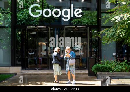 London, Großbritannien. 7. August 2021. Menschen vor den Büros von Google in King’s Cross. Das Unternehmen erlaubt seinen Mitarbeitern, die Rückkehr in das Büro nach der Pandemie von Covid-19 bis 2022 zu verschieben. Kredit: Stephen Chung / Alamy Live Nachrichten Stockfoto