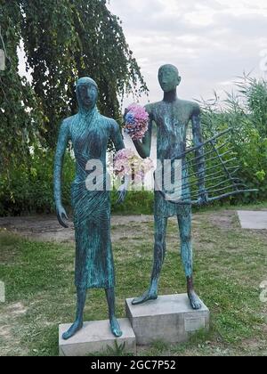 Skulptur von „The Elisy“ und „The Elisy“ mit Blumen im Hamburger Stadtpark Stockfoto