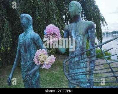 Skulptur von „The Elisy“ und „The Elisy“ mit Blumen im Hamburger Stadtpark Stockfoto