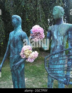 Skulptur von „The Elisy“ und „The Elisy“ mit Blumen im Hamburger Stadtpark Stockfoto