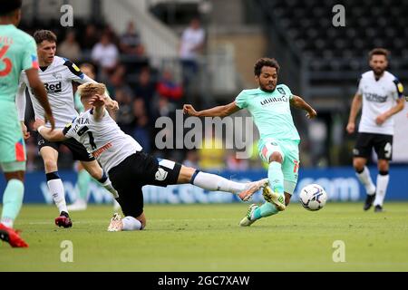 Kamil Jozwiak von Derby County und Duane Holmes von Huddersfield Town (rechts) kämpfen während des Sky Bet Championship-Spiels im Pride Park, Derby, um den Ball. Bilddatum: Samstag, 7. August 2021. Stockfoto