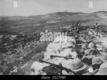 ANATHOTH, PALÄSTINA - 1920 - Soldaten der britischen Armee in einer erbeuteten Position in der Nähe von Anathoth, Palästina - Foto: Geopix Stockfoto