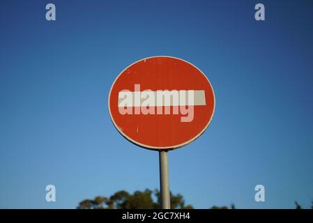 Straßenschild mit blauem Himmel auf dem Hintergrund Stockfoto