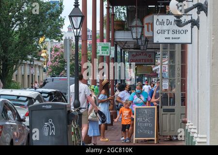 NEW ORLEANS, LA, USA - 31. JULI 2021: Touristen in der Decatur Street im French Quarter während der „ungeimpften Pandemie“. Stockfoto