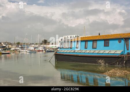 Hausboote vertäuten am Fluss Adur in Shoreham, West Sussex, England Stockfoto