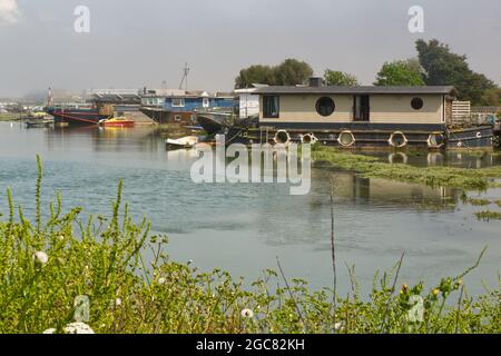 Hausboote vertäuten am Fluss Adur in Shoreham, West Sussex, England Stockfoto