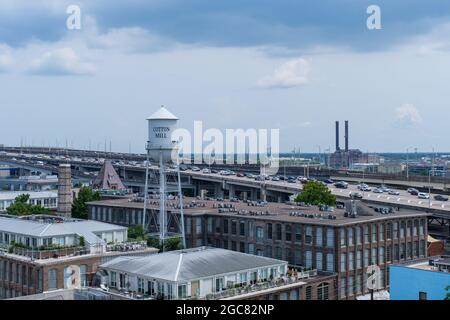 NEW ORLEANS, LA, USA - 30. JULI 2021: Luftaufnahme der Cotton Mill Apartments und des Ponchartrain Expressway in der Innenstadt von New Orleans Stockfoto