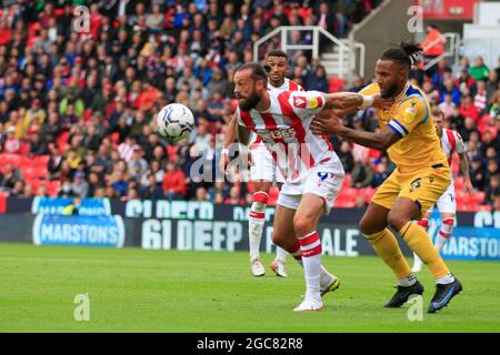 Stoke on Trent, Großbritannien. August 2021. Steven Fletcher #9 von Stoke City wird am 8/7/2021 von Liam Moore #6 von Reading in Stoke-on-Trent, Großbritannien herausgefordert. (Foto von Conor Molloy/News Images/Sipa USA) Quelle: SIPA USA/Alamy Live News Stockfoto