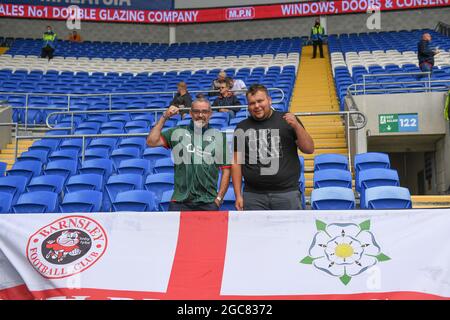 Cardiff, Großbritannien. August 2021. Barnsley Suppporters und ihre Club-Flagge in Cardiff, Vereinigtes Königreich am 8/7/2021. (Foto von Mike Jones/News Images/Sipa USA) Quelle: SIPA USA/Alamy Live News Stockfoto