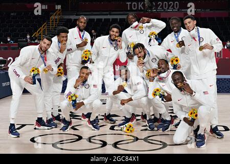 Tokio, Japan. August 2021. Die US-Basketballmannschaft der Männer posiert mit ihren Goldmedaillen nach der Preisverleihung bei den Olympischen Spielen in Tokio, Japan, am Samstag, dem 7. August 2021. Die USA gewannen Gold, Frankreich Silber und Australien Bronze. Foto von Richard Ellis/UPI Credit: UPI/Alamy Live News Stockfoto