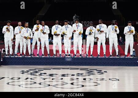 Tokio, Japan. August 2021. Die US-Basketballmannschaft der Männer steht mit ihren Goldmedaillen nach der Preisverleihung bei den Olympischen Spielen in Tokio, Japan, am Samstag, dem 7. August 2021. Die USA gewannen Gold, Frankreich Silber und Australien Bronze. Foto von Richard Ellis/UPI Credit: UPI/Alamy Live News Stockfoto