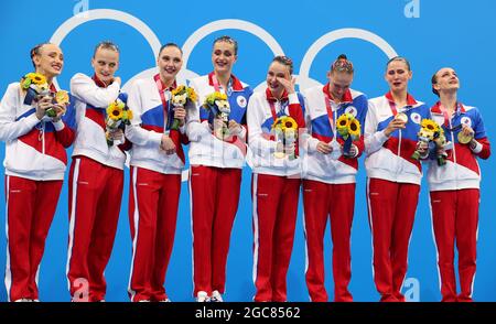 Tokio, Japan. August 2021. Team ROC React während der Preisverleihung für das künstlerische Schwimmteam-Event bei den Olympischen Spielen 2020 in Tokio, Japan, am 7. August 2021. Quelle: Ding Xu/Xinhua/Alamy Live News Stockfoto