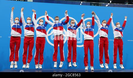 Tokio, Japan. August 2021. Team ROC feiert während der Preisverleihung für das künstlerische Schwimmteam-Event bei den Olympischen Spielen 2020 in Tokio, Japan, am 7. August 2021. Quelle: Ding Xu/Xinhua/Alamy Live News Stockfoto