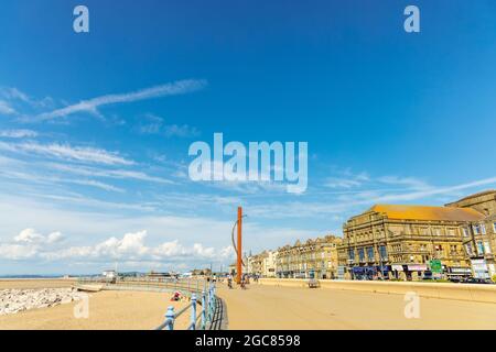 West End der Strandpromenade in Morecambe, einer klassischen englischen Küstenstadt. Stockfoto