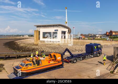 Das RNLI-Team für die Küstenrettung von Hovercraft macht sich bereit für die Aktion. Hovercraft kann Bereiche erreichen, die für konventionelle Rettungsboote nicht zugänglich sind. Stockfoto