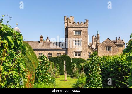 Levens Hall ein Herrenhaus aus dem 13. Jahrhundert in Cumbria, Großbritannien, hat den ältesten topiary Park der Welt mit fantastisch geformten Pflanzen. Stockfoto