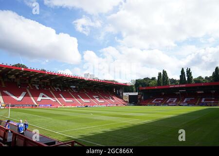 Eine allgemeine Ansicht des Standes von Alan Curbishley (links) und des Jimmy Seed Standes im Londoner Valley vor dem Spiel der Sky Bet Championship. Bilddatum: Samstag, 7. August 2021. Stockfoto